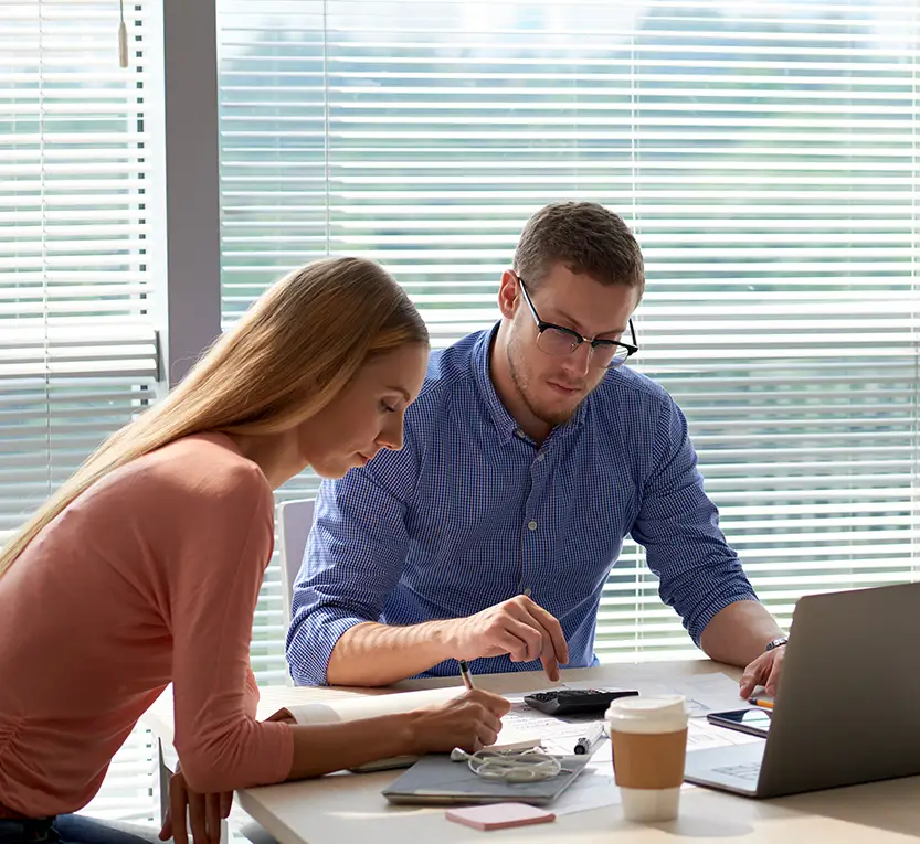 office-coworkers-collaborating-project-spacious-office copie